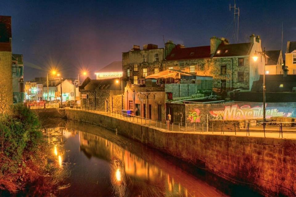 Modern Canal View Home, In City Centre, Sleeps 8 戈尔韦 外观 照片