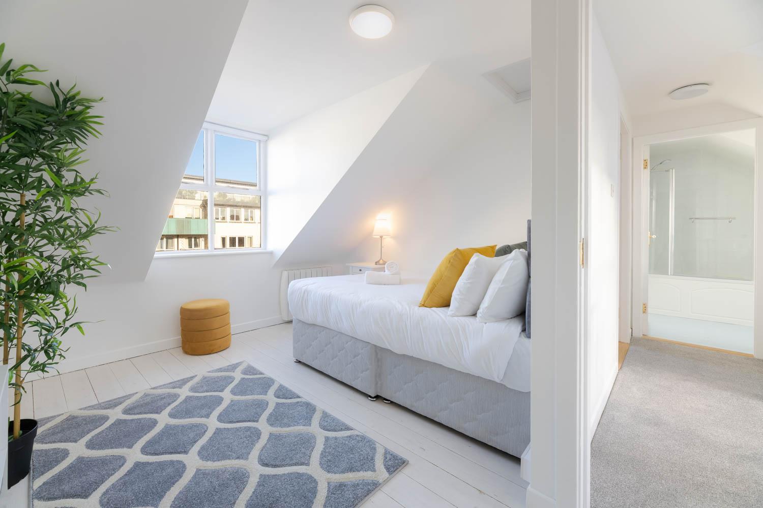 Modern Canal View Home, In City Centre, Sleeps 8 戈尔韦 外观 照片