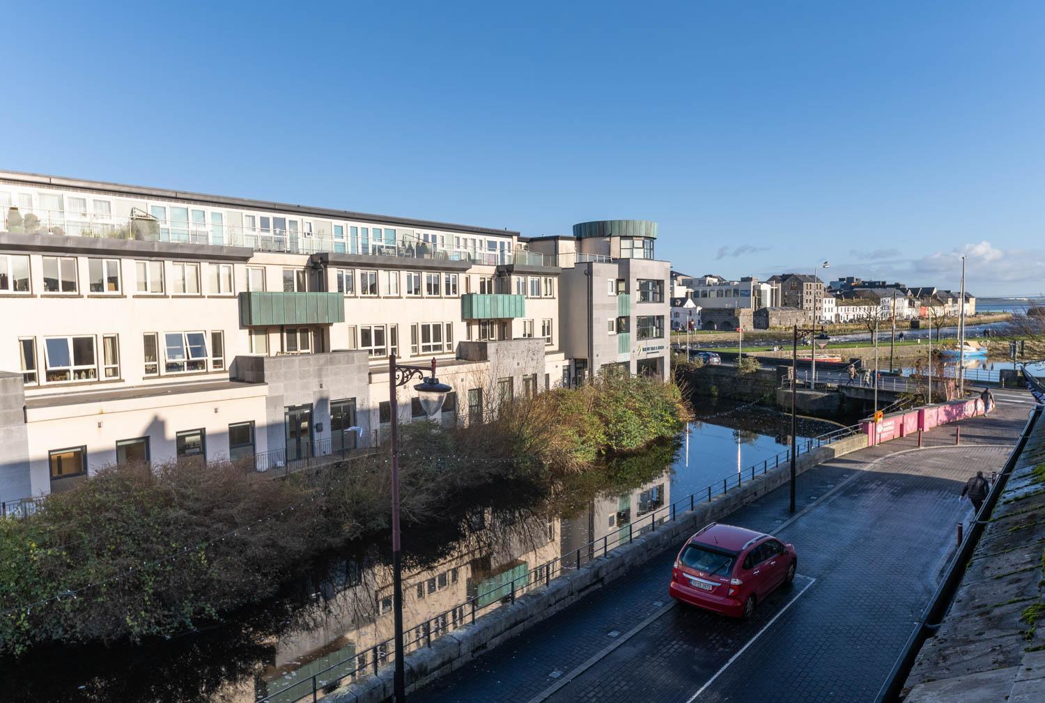 Modern Canal View Home, In City Centre, Sleeps 8 戈尔韦 外观 照片